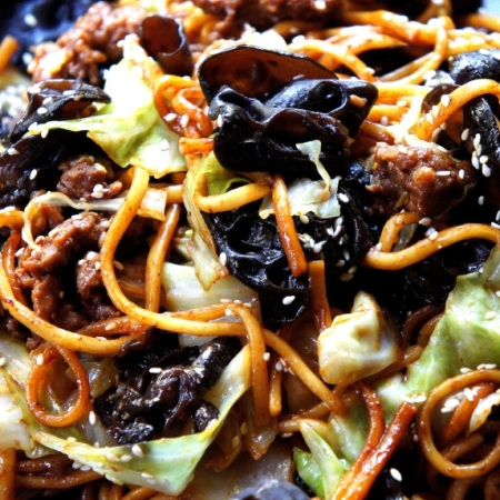 Noodles with cloud ear, beef and vegetables
