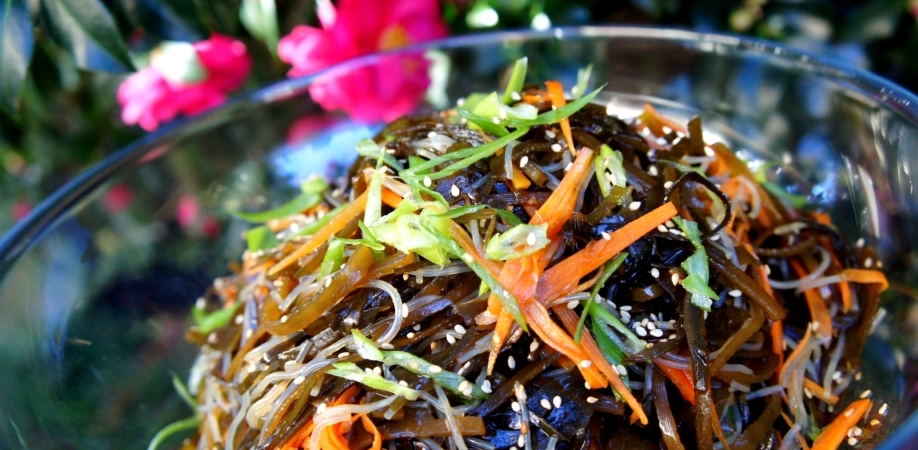 Simple seaweed salad with mung bean vermicelli and pickled carrot (gluten free, vegan)