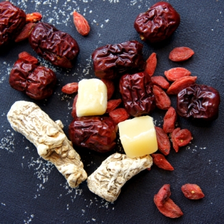 'Dang gui' (white roots), goji (small berries), Chinese red dates, palm sugar (yellow)